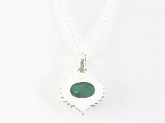 Fijne bewerkte zilveren hanger met smaragd aan ketting afbeelding 3