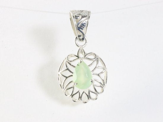 Bewerkte ronde zilveren hanger met amethist aan ketting afbeelding 1