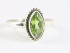Fijne bewerkte zilveren ring met peridoot afbeelding 1