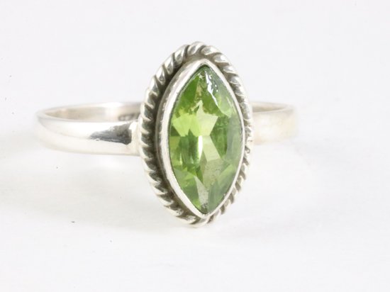 Fijne bewerkte zilveren ring met peridoot afbeelding 1