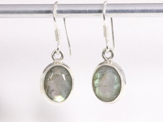 Fijne ovale zilveren oorbellen met labradoriet afbeelding 4