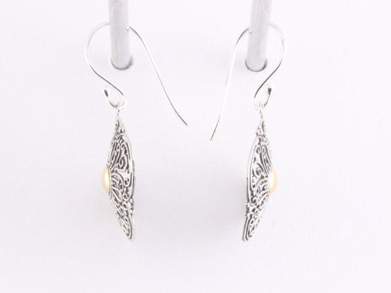 Opengewerkte zilveren oorbellen met 18k gouden decoratie afbeelding 2