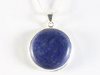 Ronde hoogglans zilveren hanger met lapis lazuli aan ketting afbeelding 4