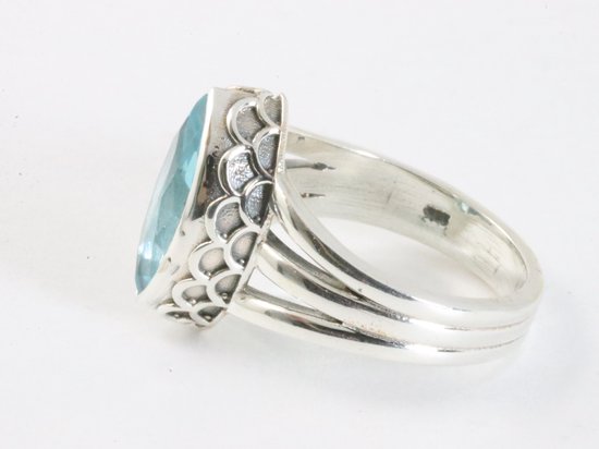 Bewerkte zilveren ring met blauwe topaas afbeelding 2