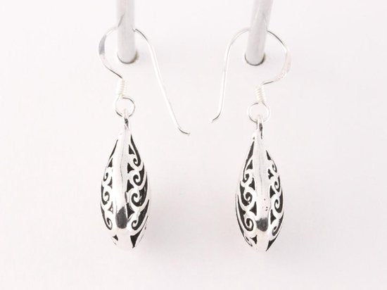 Opengewerkte druppelvormige zilveren oorbellen afbeelding 2