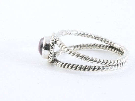 Opengewerkte zilveren ring met granaat afbeelding 2