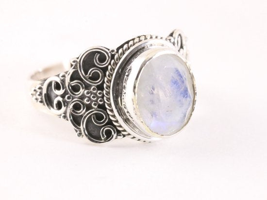 Bewerkte zilveren ring met regenboog maansteen afbeelding 1