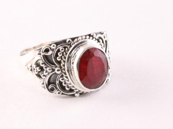 Bewerkte zilveren ring met robijn afbeelding 1