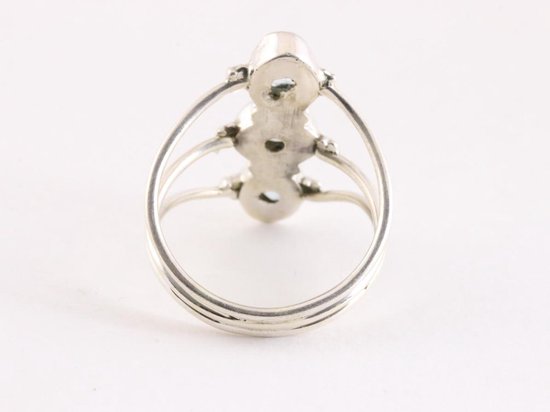 Opengewerkte zilveren ring met 3 blauwe topaas stenen afbeelding 2