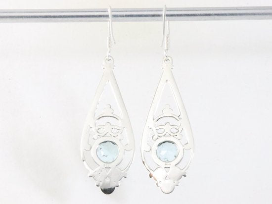 Lange opengewerkte zilveren oorbellen met blauwe topaas afbeelding 2