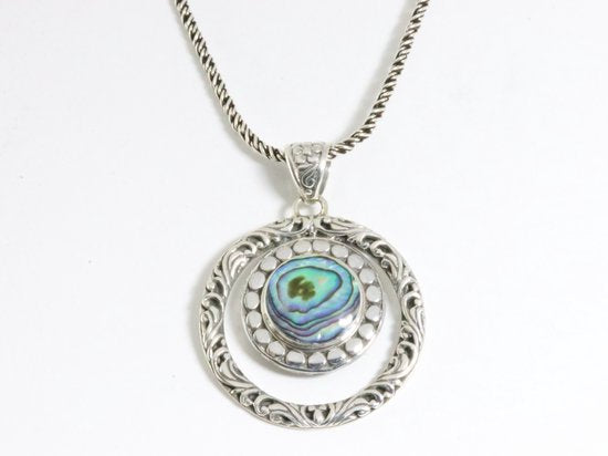 Bewerkte ronde zilveren hanger met abalone schelp aan ketting afbeelding 3