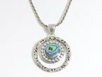 Bewerkte ronde zilveren hanger met abalone schelp aan ketting afbeelding 3