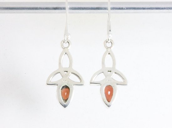 Opengewerkte zilveren oorbellen met granaat afbeelding 2