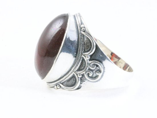 Zware bewerkte zilveren ring met granaat afbeelding 2