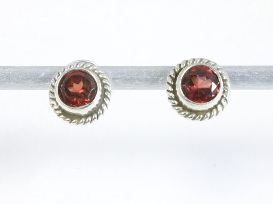 Fijne bewerkte ronde zilveren oorstekers met granaat afbeelding 1