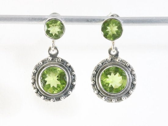 Ronde bewerkte zilveren oorstekers met peridoot afbeelding 4