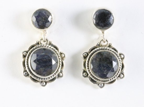 Bewerkte zilveren oorstekers met blauwe saffier afbeelding 3