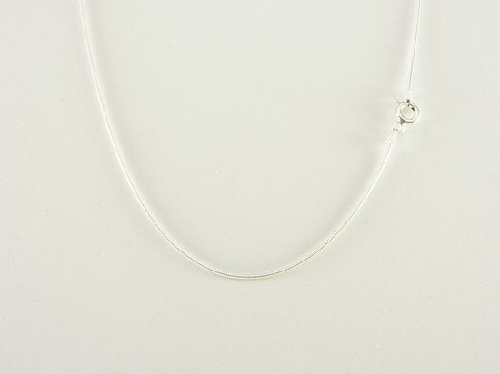 Opengewerkte zilveren hanger met roze toermalijn aan ketting afbeelding 5