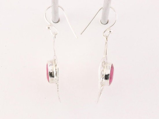 Opengewerkte zilveren oorbellen met robijn afbeelding 2