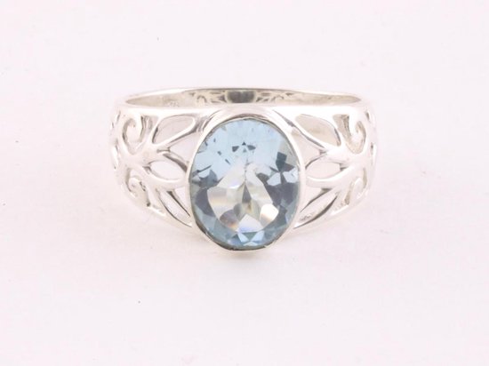 Opengewerkte zilveren ring met blauwe topaas afbeelding 2