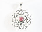 Opengewerkte zilveren hanger met granaat afbeelding 4