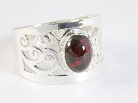 Brede opengewerkte zilveren ring met granaat afbeelding 1