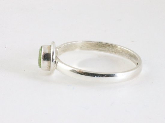 Fijne ronde zilveren ring met granaat afbeelding 2