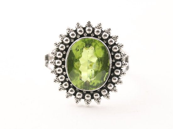 Bewerkte zilveren ring met peridoot afbeelding 4