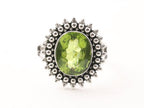 Bewerkte zilveren ring met peridoot afbeelding 4