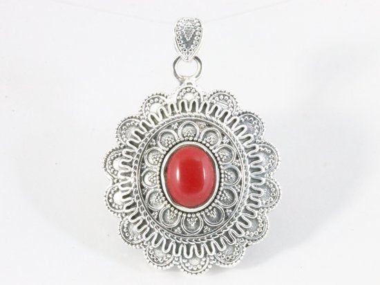 Traditionele bewerkte zilveren hanger met rode koraal steen afbeelding 1