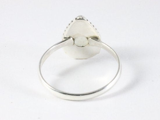 Bewerkte zilveren ring met regenboog maansteen afbeelding 3