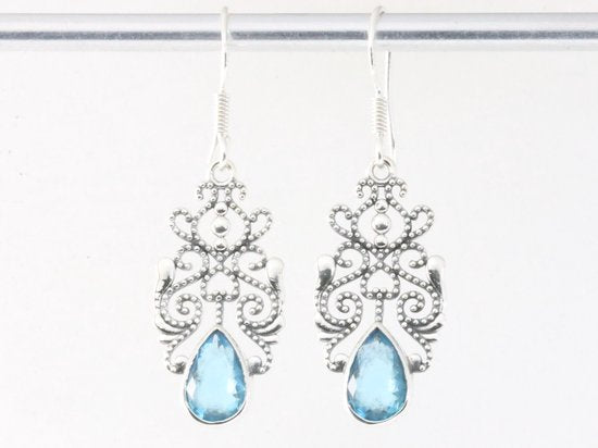 Opengewerkte zilveren oorbellen met blauwe topaas afbeelding 4