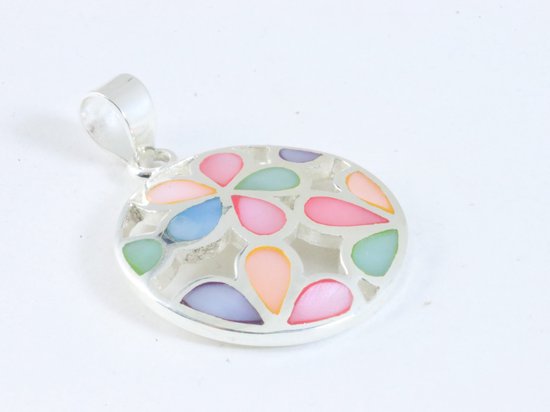 Ronde opengewerkte zilveren hanger met veelkleurige schelp aan ketting afbeelding 2