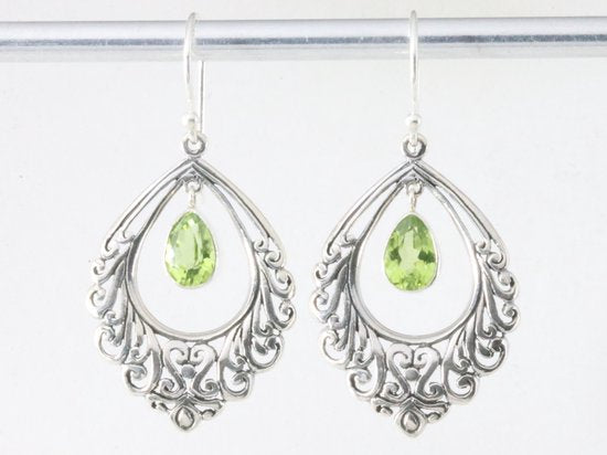 Opengewerkte zilveren oorbellen met peridoot afbeelding 3