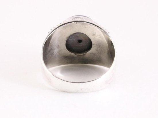 Bewerkte zilveren ring met zwarte parel afbeelding 3