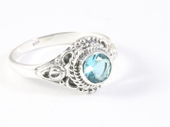 Fijne bewerkte zilveren ring met blauwe topaas afbeelding 1