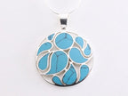 Ronde opengewerkte zilveren hanger met blauwe turkoois aan ketting afbeelding 1