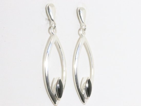 Lange opengewerkte zilveren oorstekers met onyx afbeelding 2