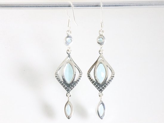 Lange bewerkte zilveren oorbellen met blauwe topaas afbeelding 2
