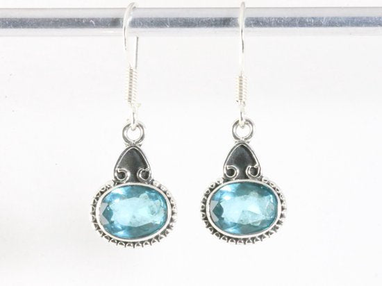 Fijne bewerkte zilveren oorbellen met blauwe topaas afbeelding 4