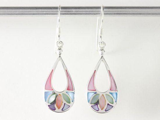 Opengewerkte druppelvormige zilveren oorbellen met veelkleurige schelp afbeelding 4