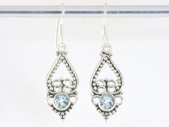 Fijne opengewerkte zilveren oorbellen met blauwe topaas afbeelding 3