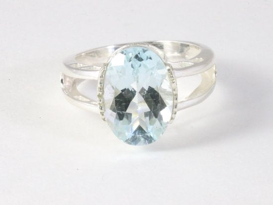 Opengewerkte hoogglans zilveren ring met blauwe topaas afbeelding 4