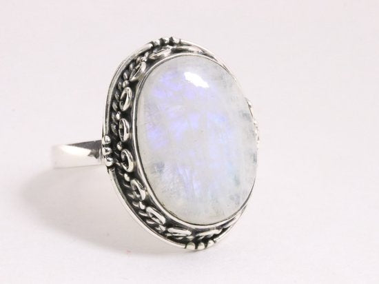 Zware bewerkte zilveren ring met regenboog maansteen afbeelding 1