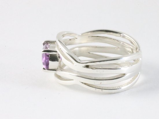 Opengewerkte zilveren ring met amethist afbeelding 2