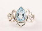 Opengewerkte zilveren lotus bloem ring met blauwe topaas afbeelding 4
