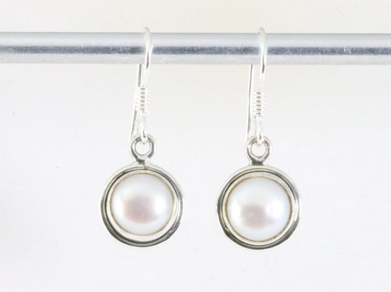 Fijne ronde zilveren oorbellen met witte parel afbeelding 3
