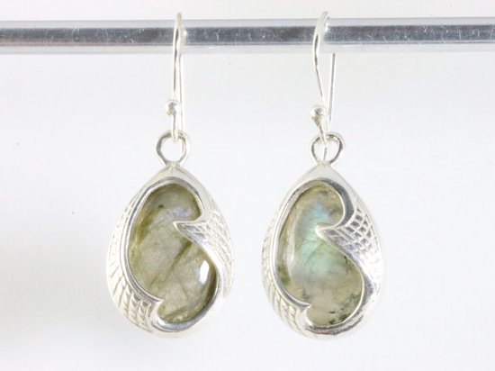 Bewerkte zilveren oorbellen met labradoriet afbeelding 4