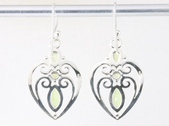 Opengewerkte zilveren oorbellen met peridoot afbeelding 2