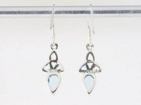 Fijne opengewerkte zilveren oorbellen met blauwe topaas afbeelding 2